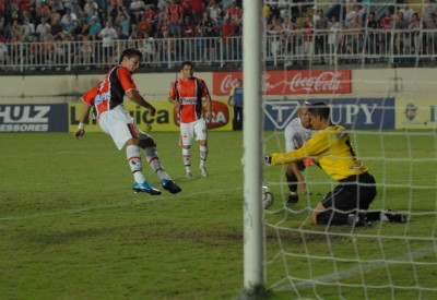 Charles perde um dos gols a queima roupa com o goleiro Paulo Sérgio